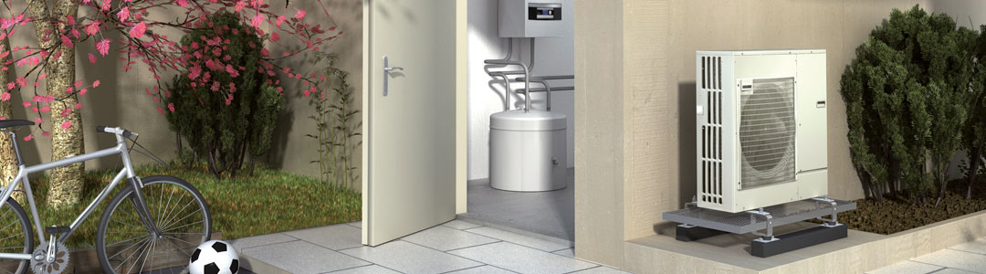 Wärmepumpe im Garten neben offenem Technikraum, daneben stehen ein Fahrrad, ein Ball und Ziersträucher.